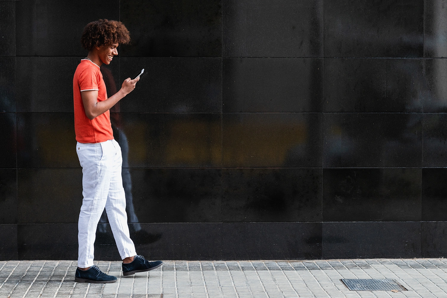 Messaging / WhatsApp / shutterstock_23907990232.jpg