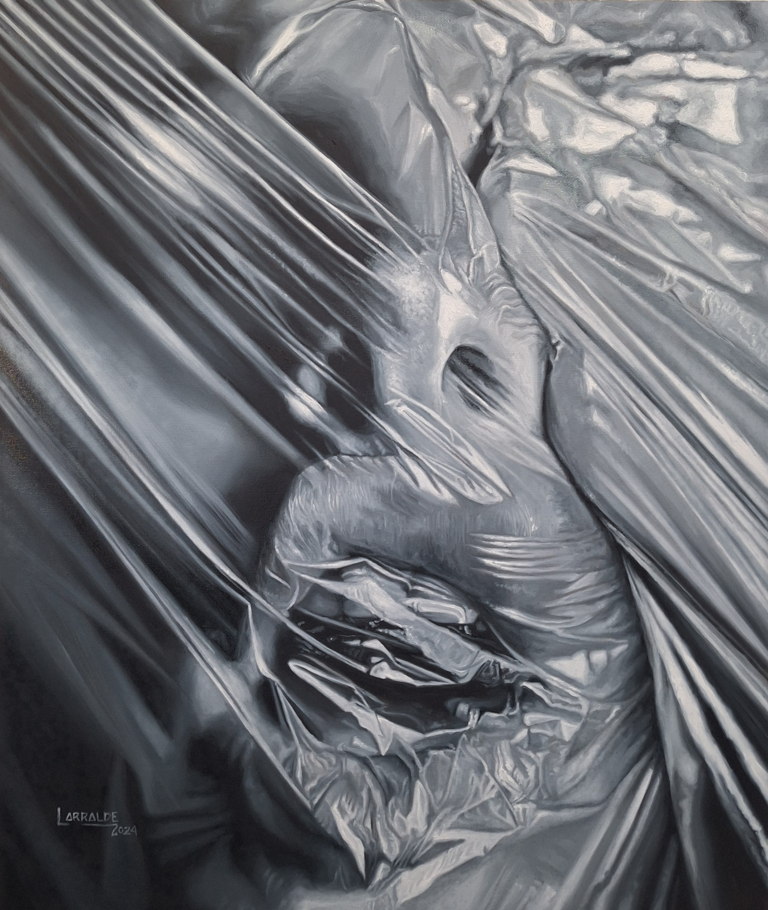 Rostro en escala de grises envuelto en plastico transparente y pliegues brillantes.