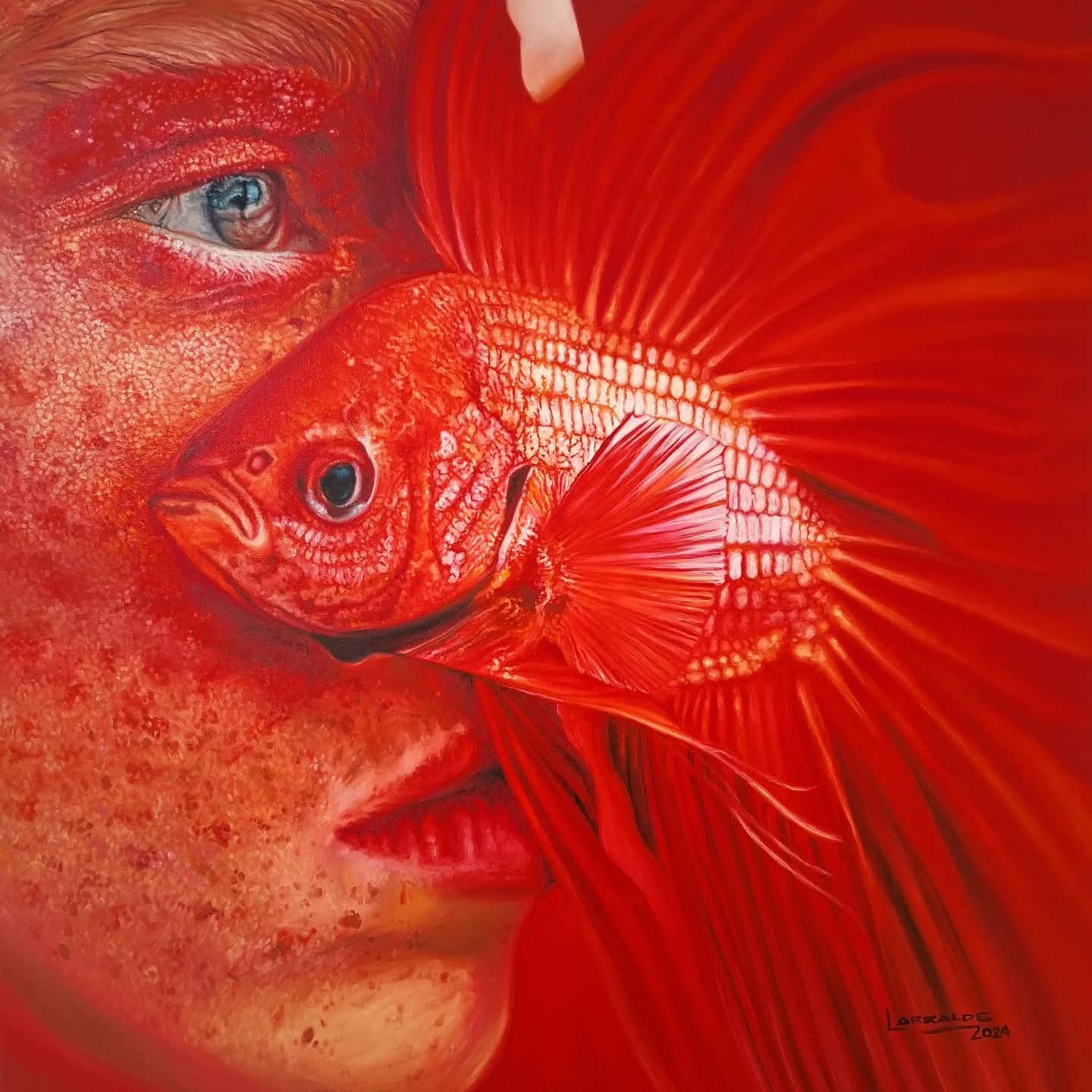 Perfil parcial de rostro con pez rojo superpuesto sobre el ojo y fondo monocromatico rojo.