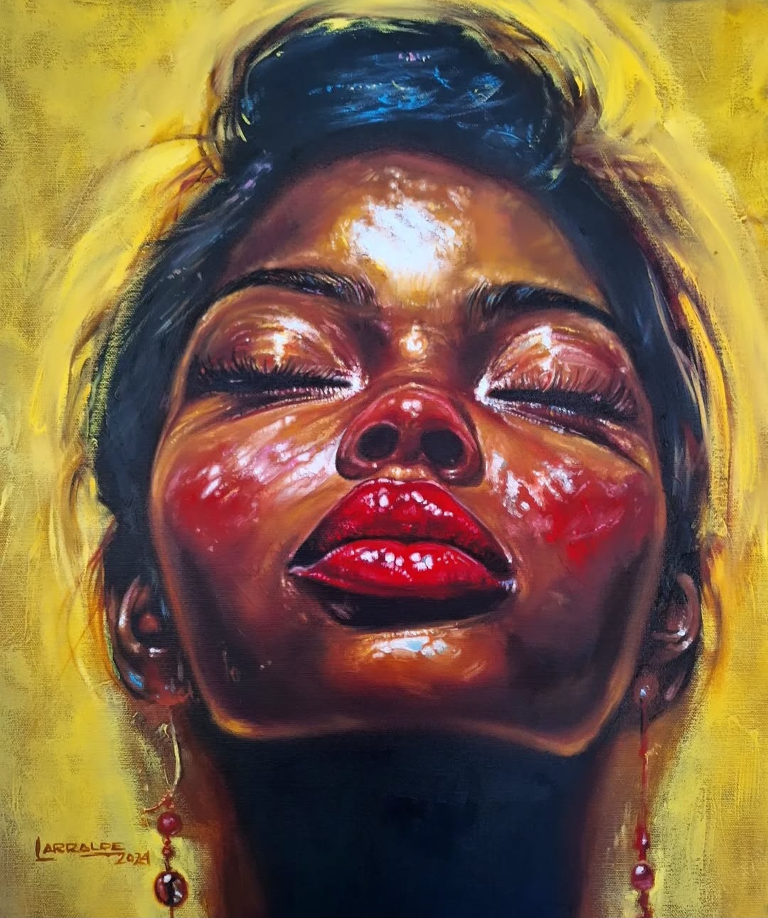 Rostro femenino con ojos cerrados sobre fondo amarillo brillante y labios rojos.