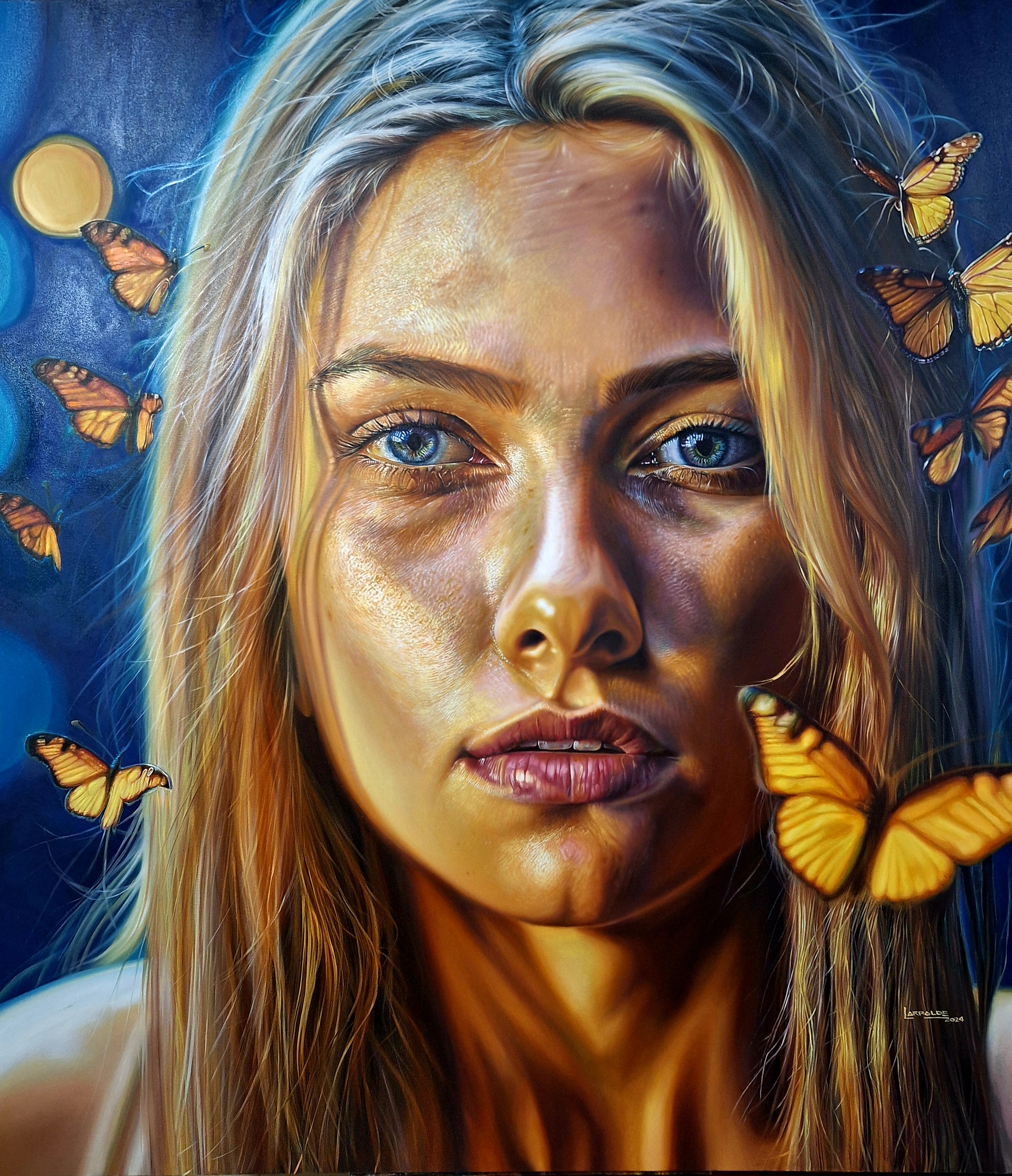 Retrato frontal de mujer rubia rodeada de mariposas amarillas sobre fondo azul.