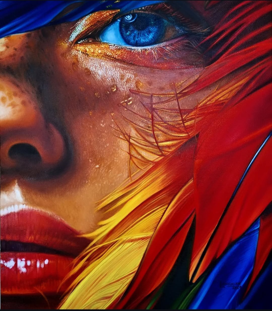 Detalle de ojo azul y labios con plumas rojas, amarillas y azules.