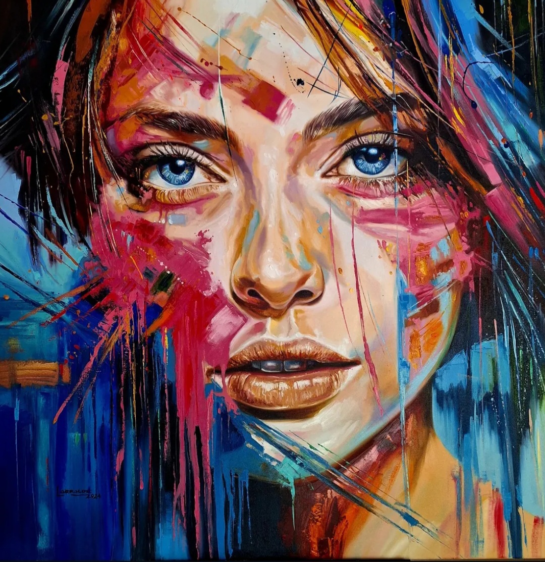 Retrato frontal con ojos azules y manchas magenta sobre fondo azul oscuro.