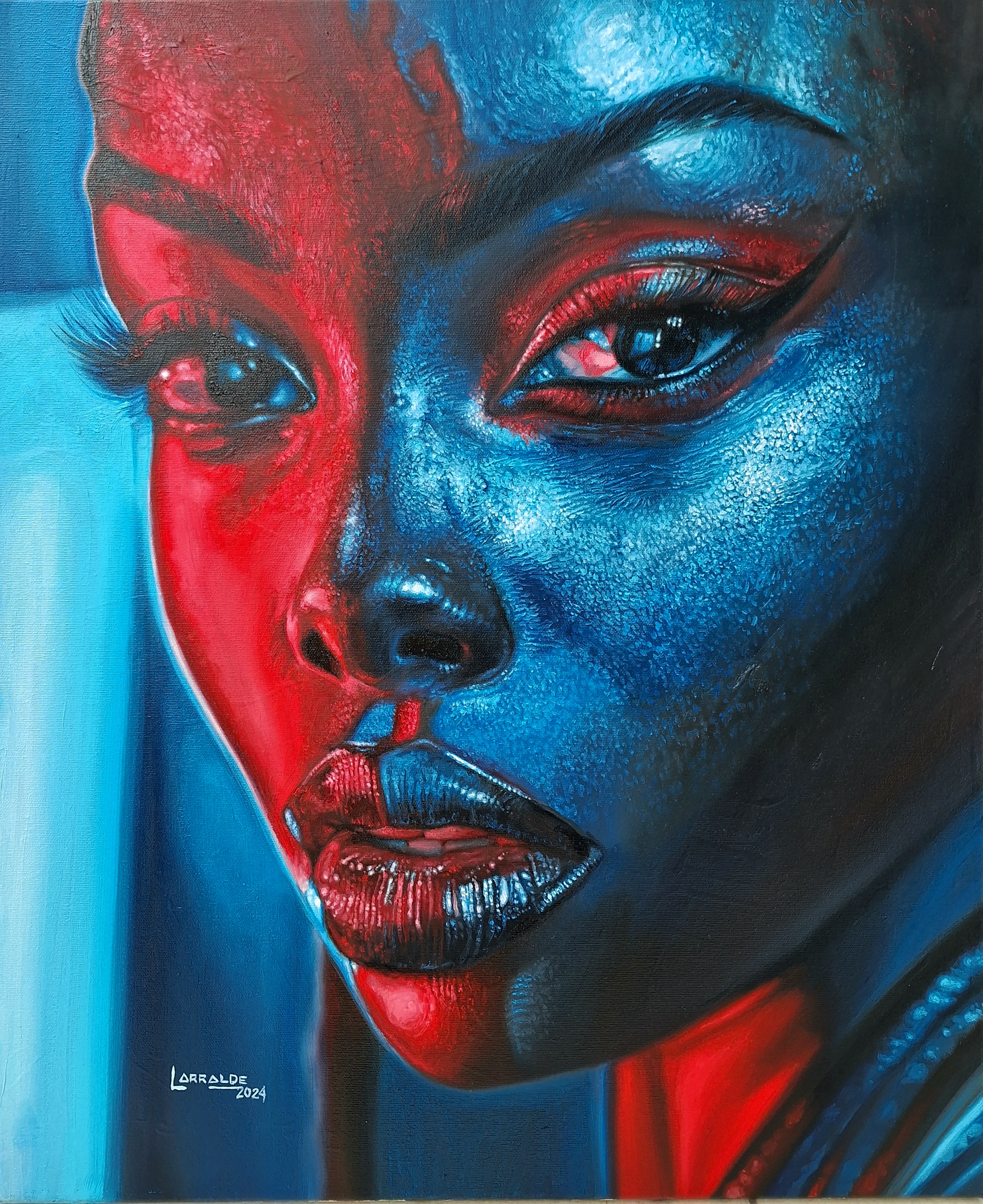 Rostro femenino en azul y rojo con mirada frontal y fondo frio.