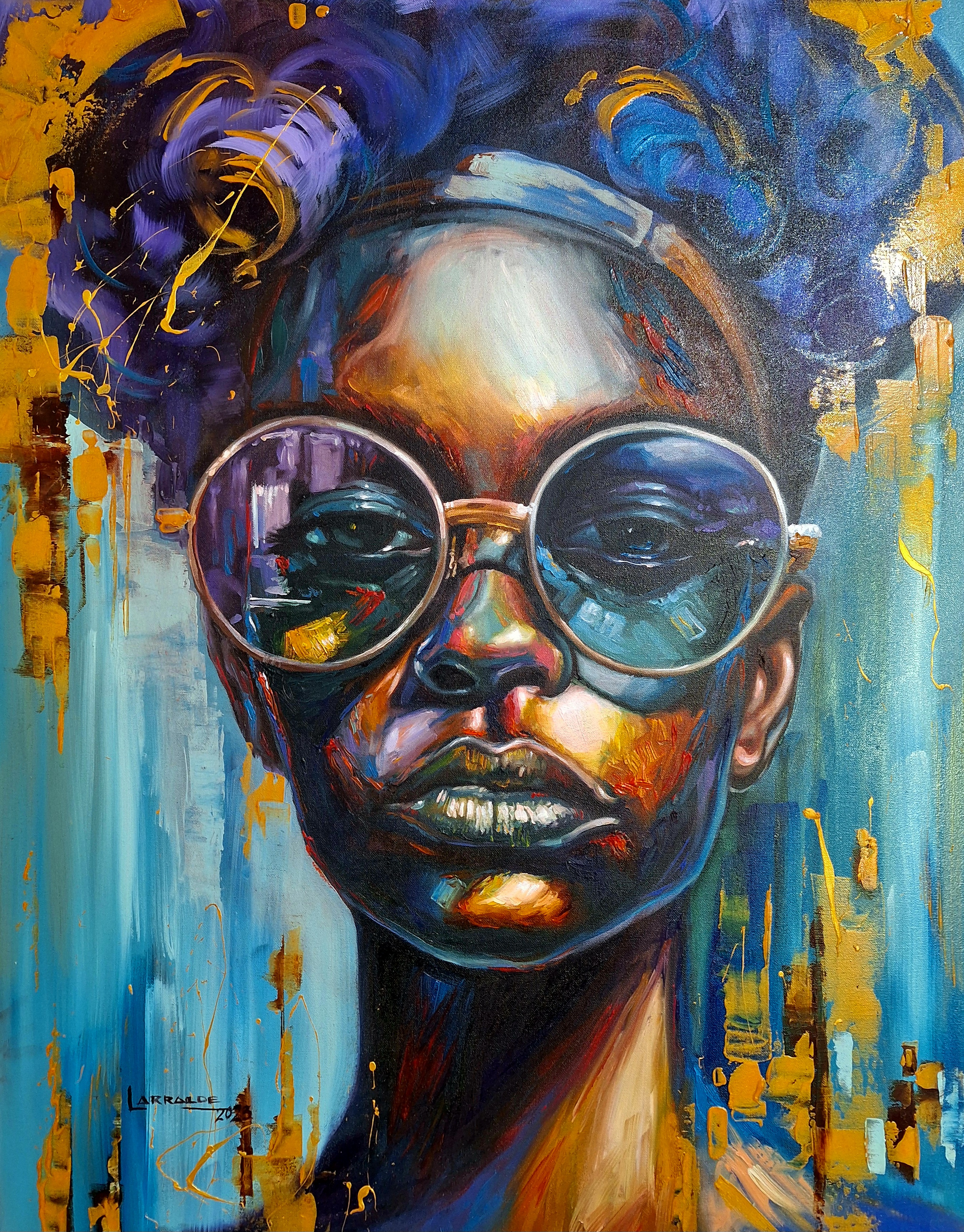 Retrato frontal con gafas redondas, fondo azul turquesa y acentos ocres.