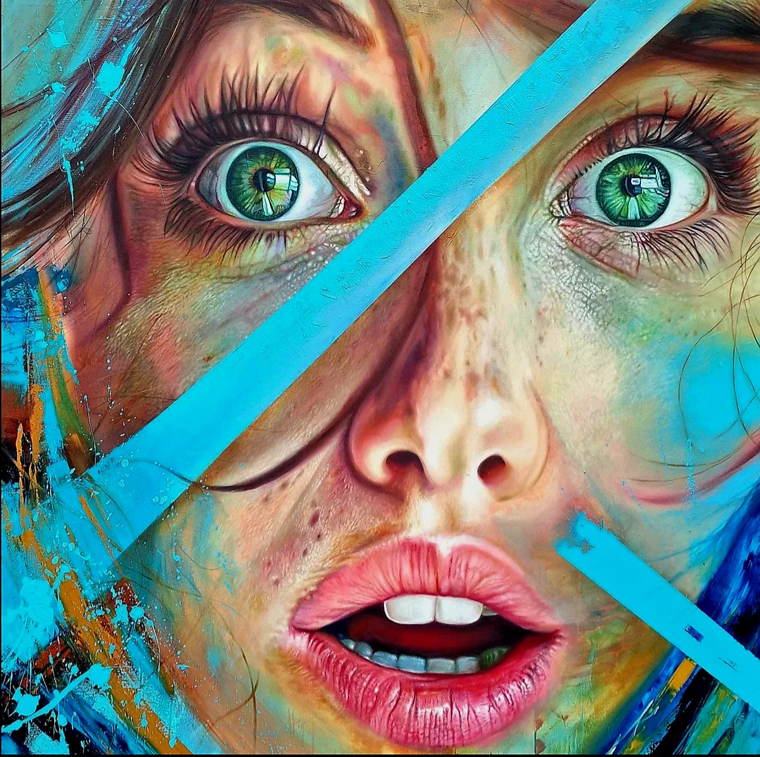 Rostro sorprendido atravesado por bandas turquesa y salpicaduras de color.