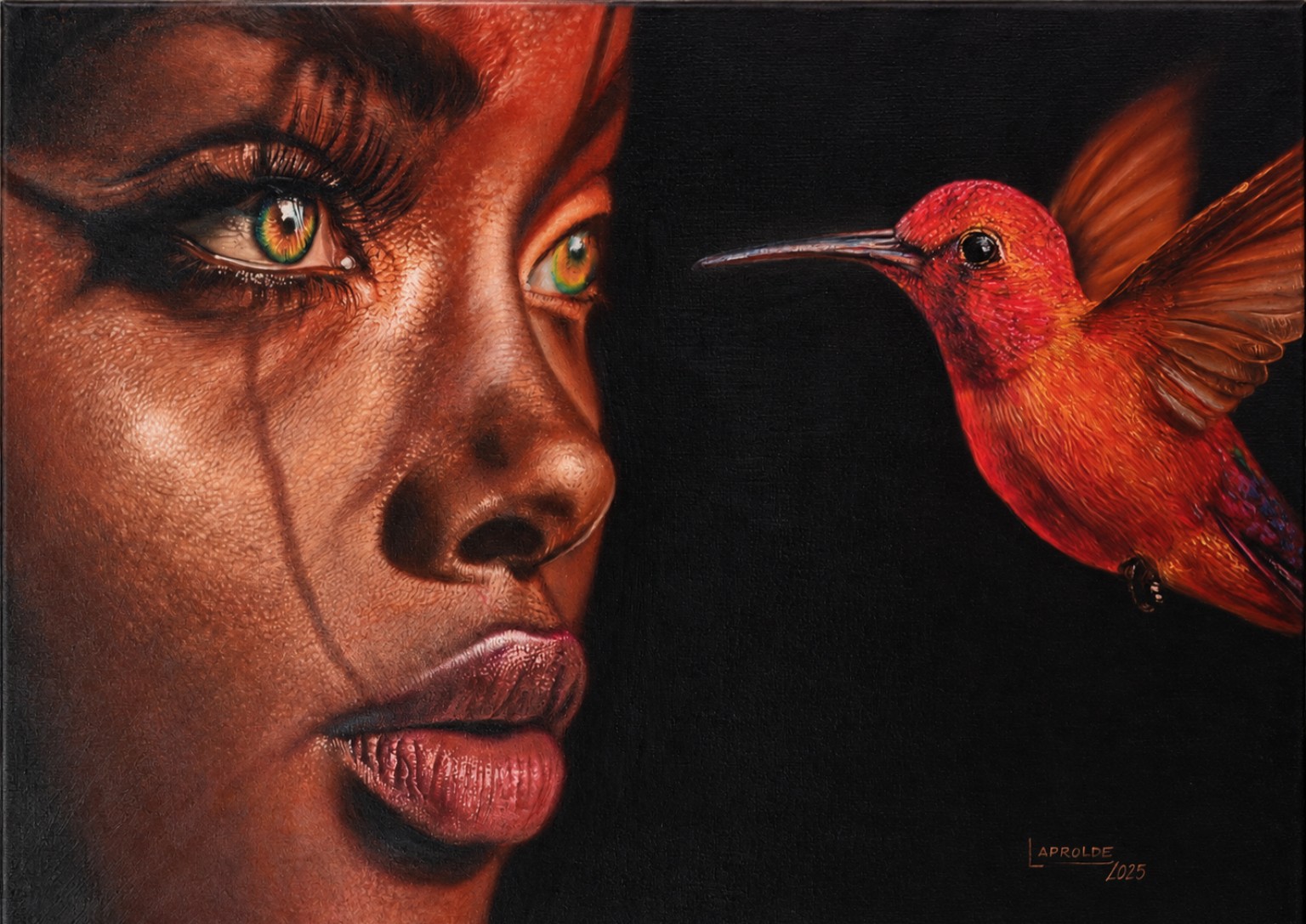 Rostro femenino observando un colibrí rojo en vuelo sobre fondo negro.