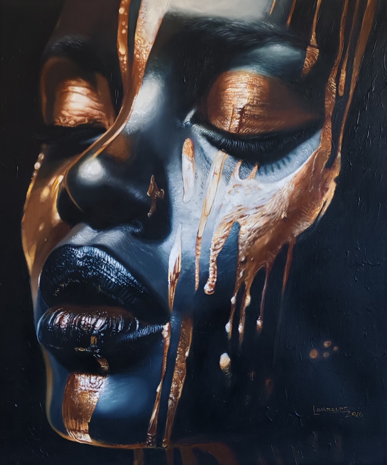 Retrato de una mujer afrodescendiente con dorado sobre el rostro y fondo oscuro.