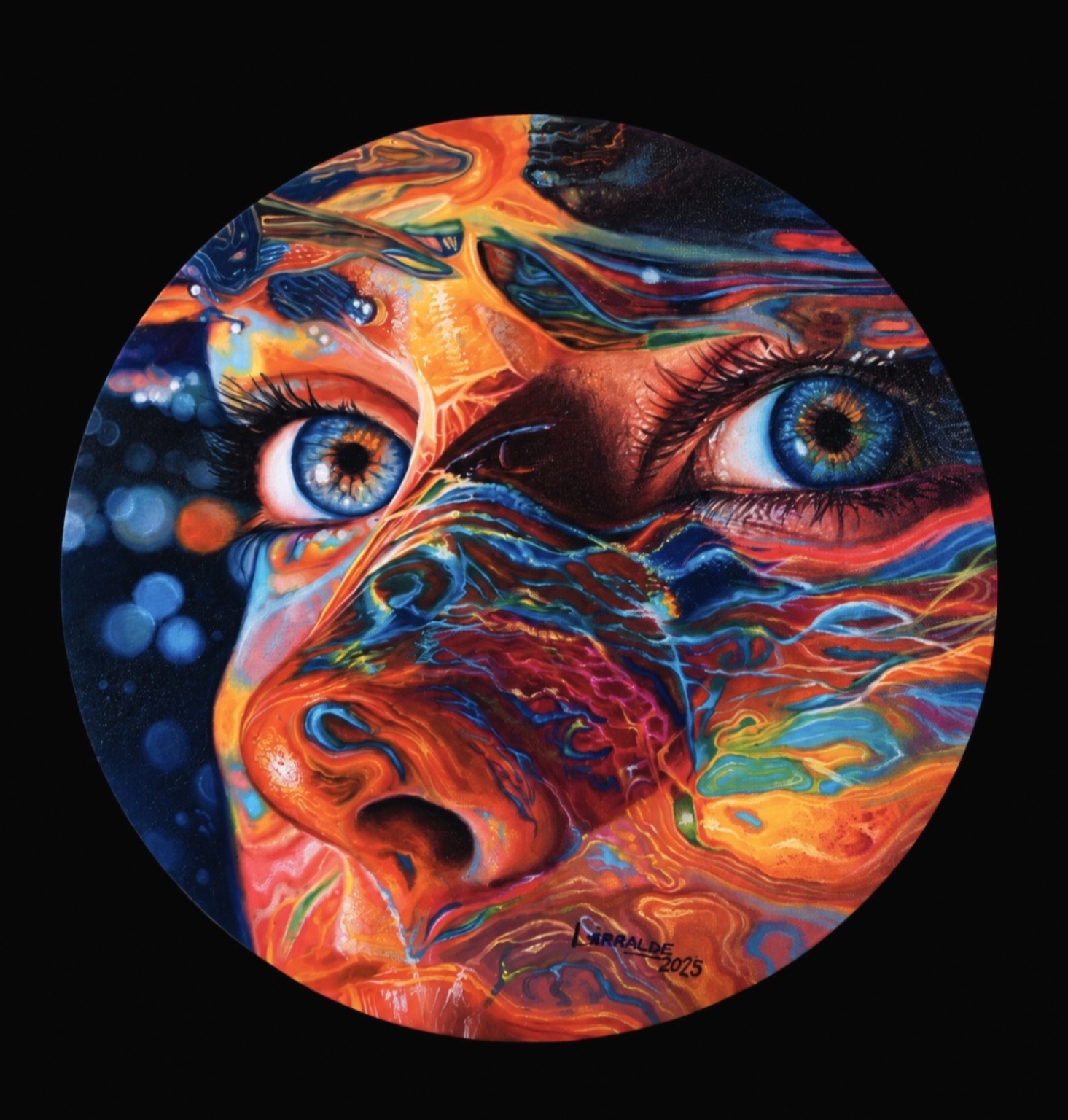 Rostro de mujer sumergido entre texturas fluidas y colores intensos.