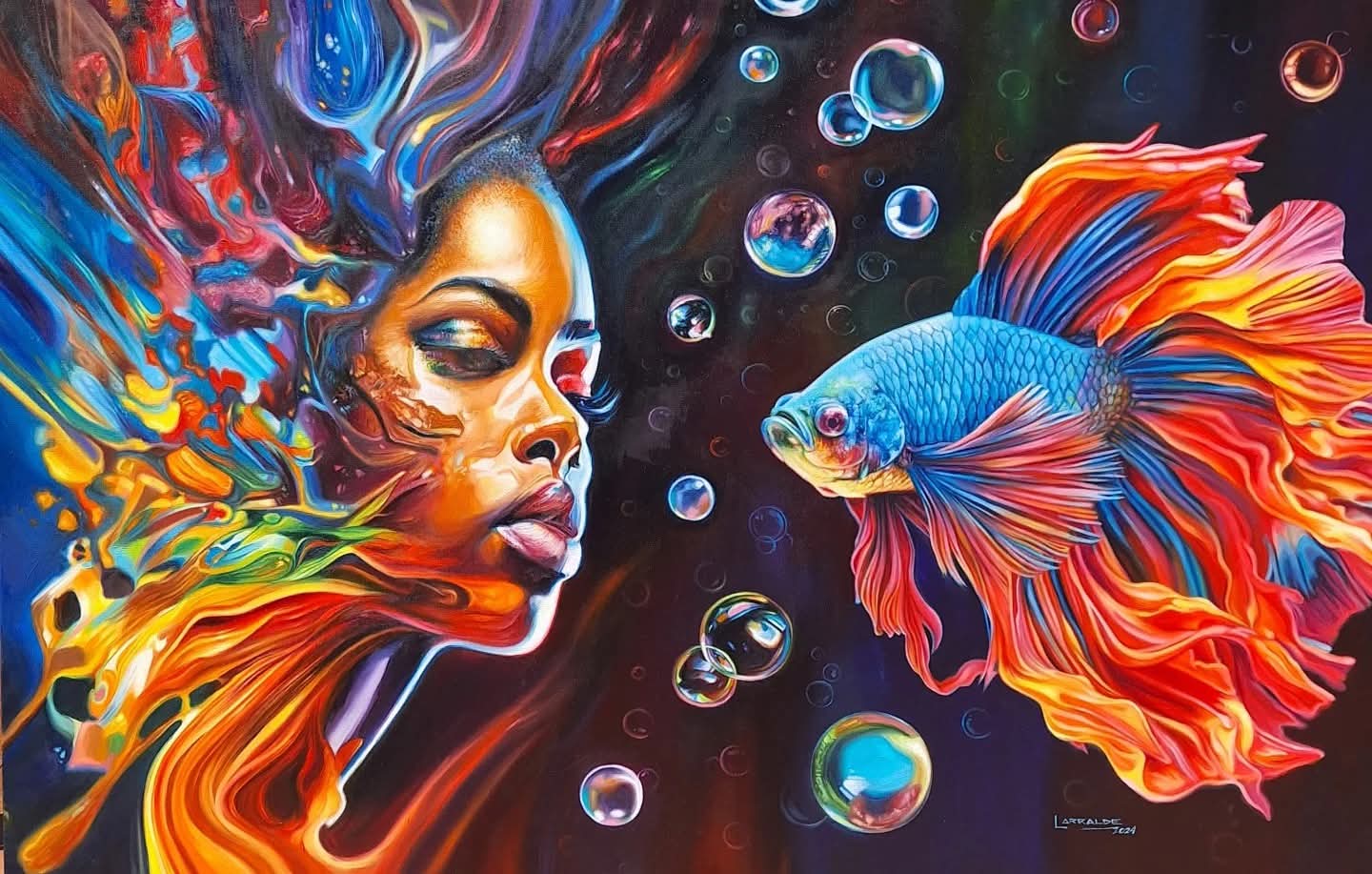Perfil femenino frente a un pez betta azul y naranja, con burbujas sobre fondo oscuro.