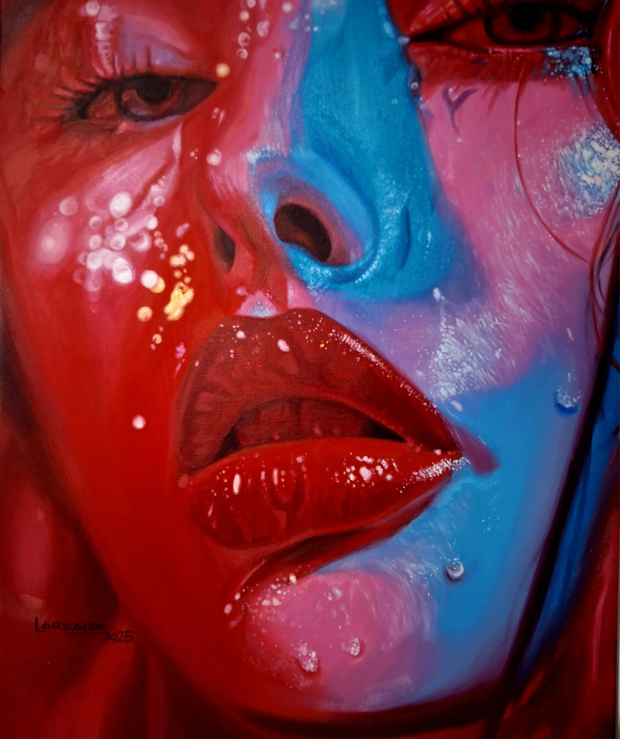 Primer plano brillante de rostro en rojo y azul con gotas sobre la piel.