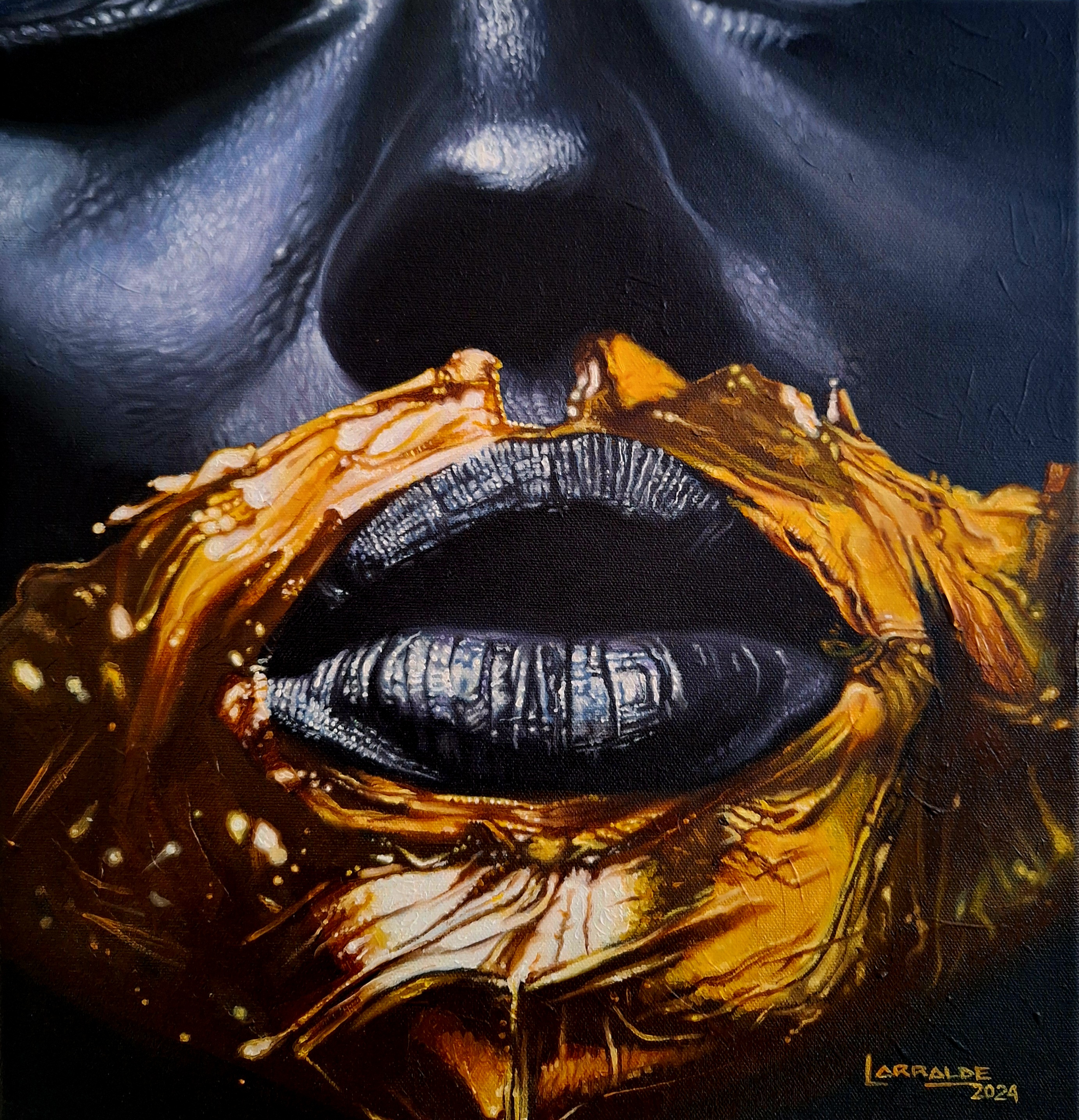 Primer plano de labios negros atravesados por una capa dorada espesa.