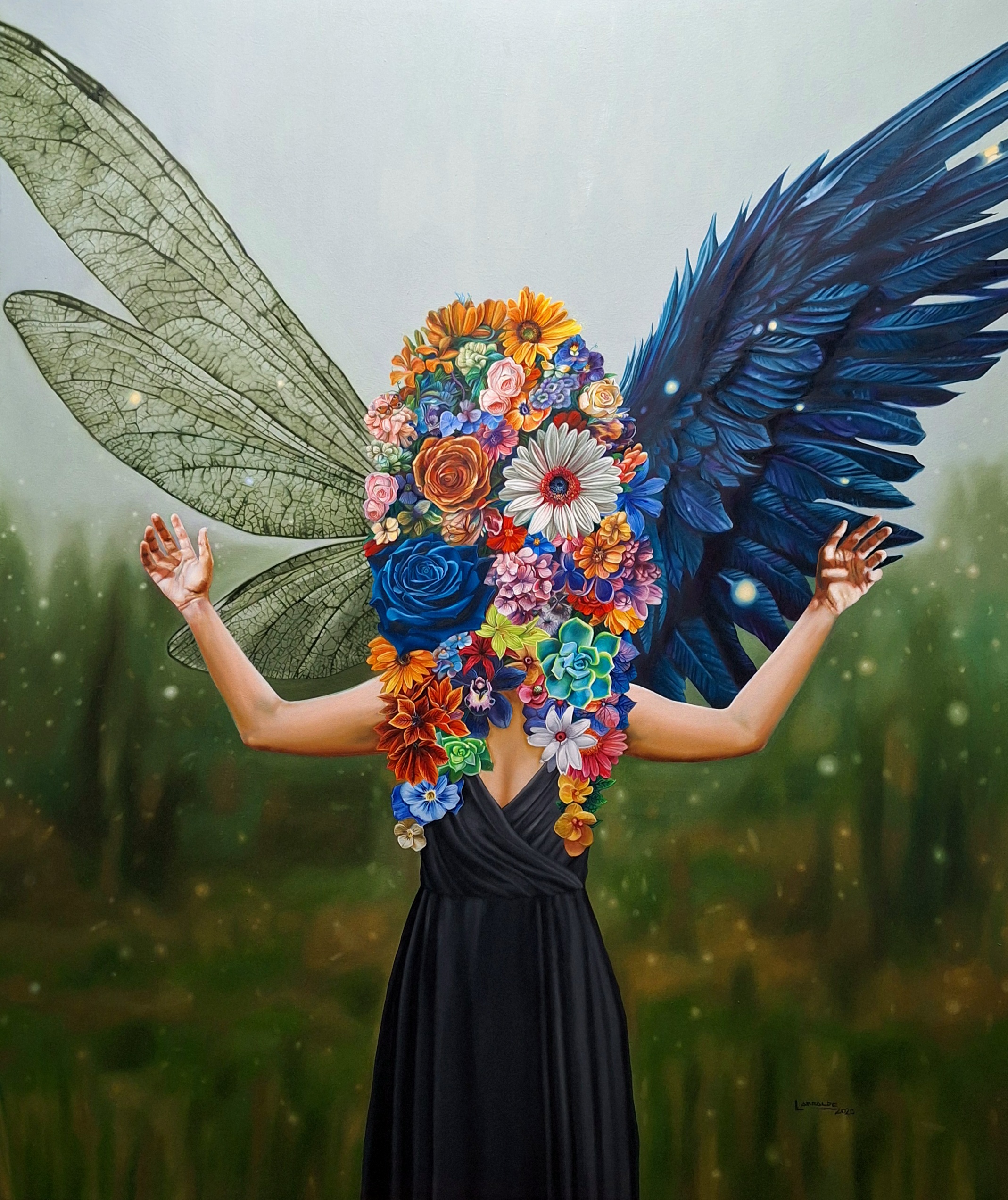 Figura con vestido negro, cabeza floral y dos alas diferentes sobre un paisaje suave.