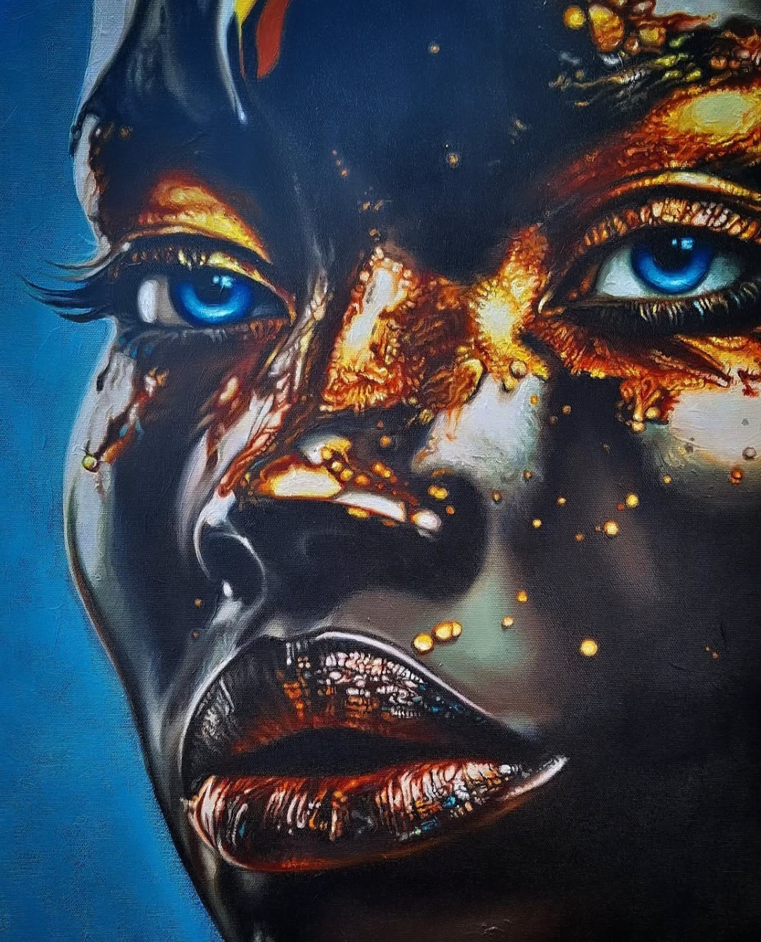 Rostro oscuro con ojos azules intensos y reflejos dorados sobre fondo celeste.