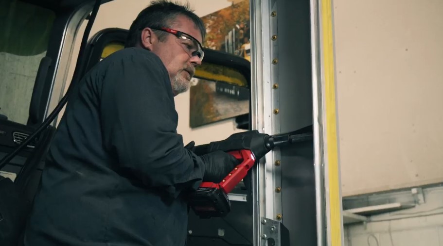 Milwaukee M18 Fuel Lockbolt Tool with One-Key™ - video thumbnail