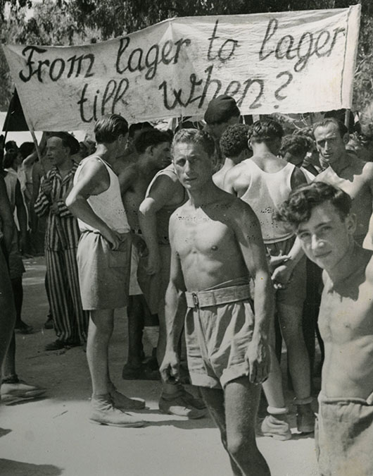 Demonstration im DP-Lager Poppendorf 1947, nachdem jüdischen DPs die Einreise nach Palästina von den britischen Behörden verweigert wurde. 
