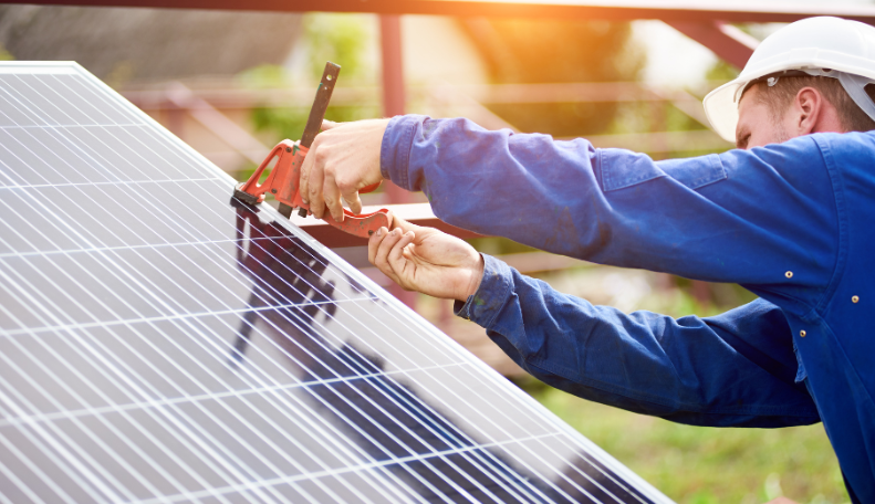 Image of an installer installing solar panels - Renewable hub