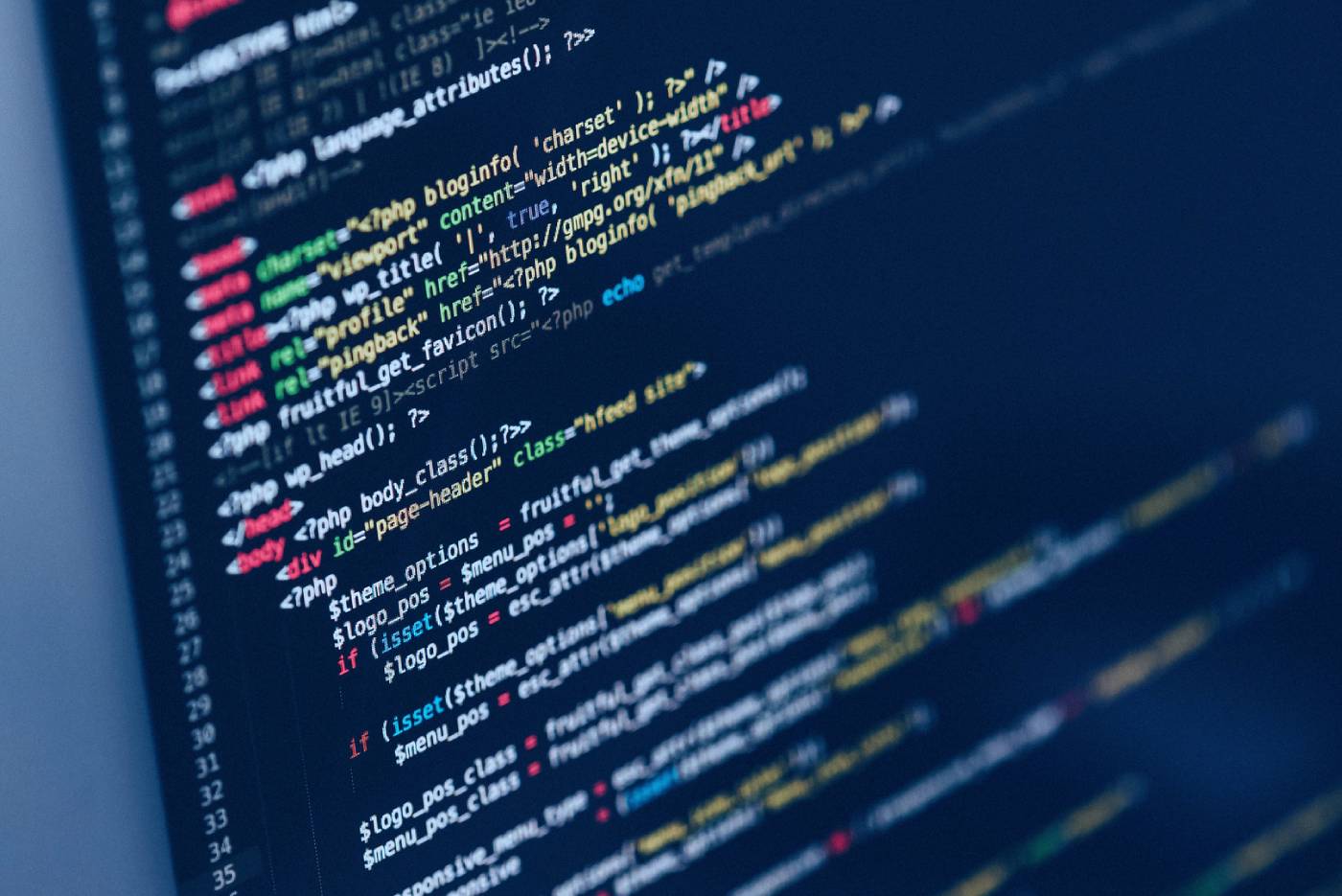 Programmeringskod på datorskärm Tele2 Företag puff