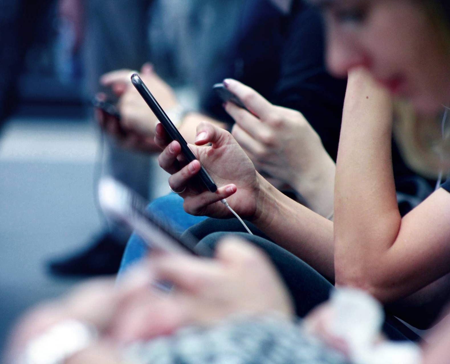 Människor med mobiler Tele2 Företag puff