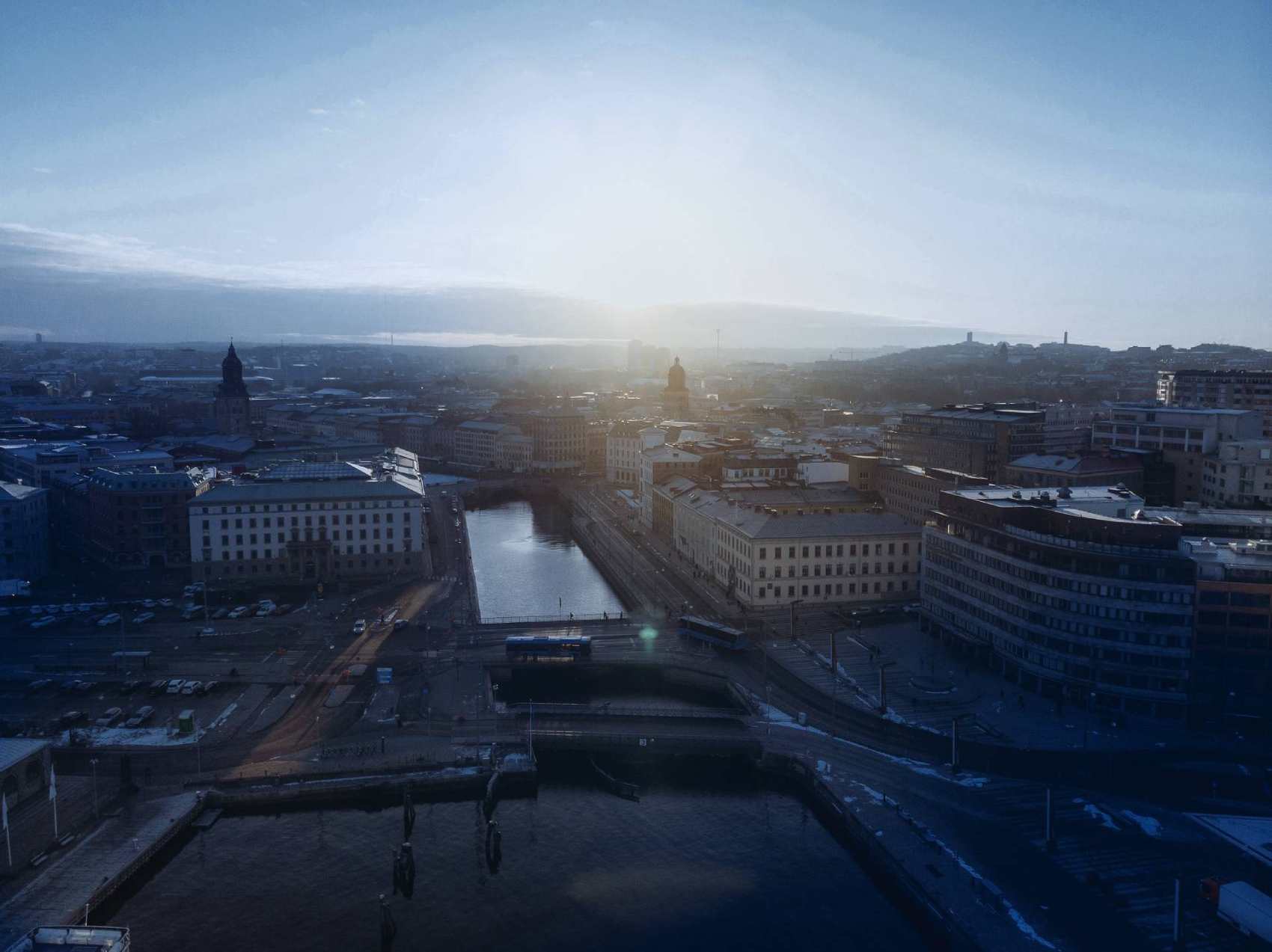 Stadsvy ovanifrån blå himmel