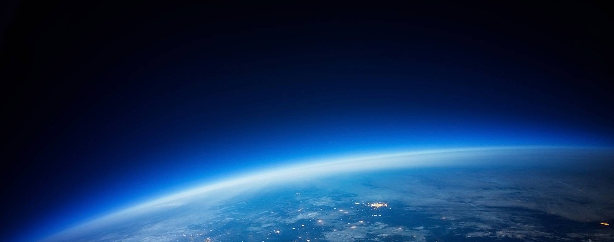 Jorden blåtonad svart himmel