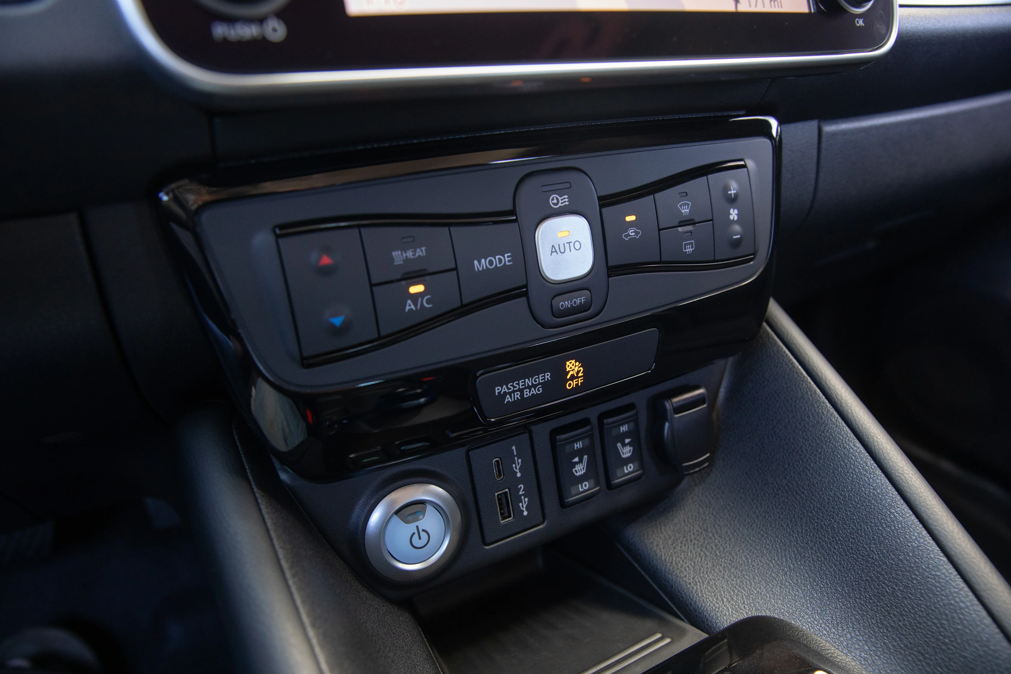 Nissan Leaf 2023 przyciski