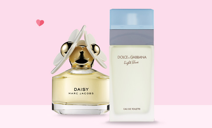 Un envase de cada una de las fragancias Daisy by Marc Jacobs y Light Blue by Dolce & Gabbana