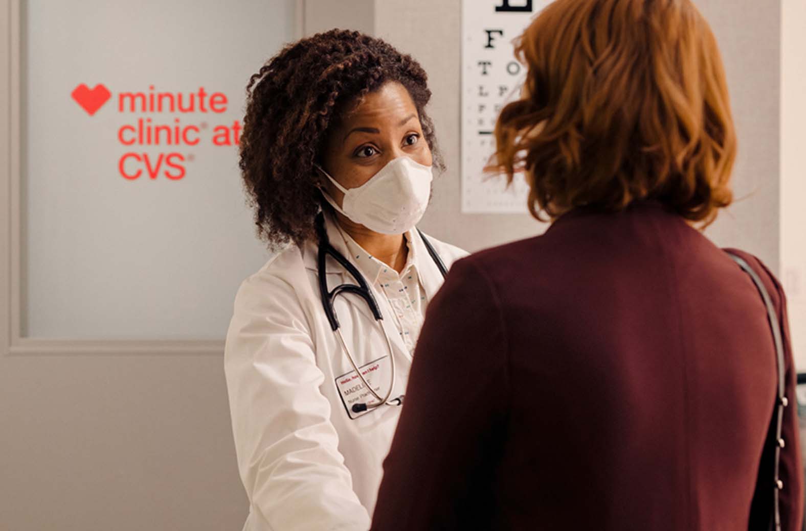 Proveedor de atención médica de Minute Clinic en CVS con un paciente