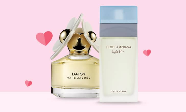 Un envase de cada una de las fragancias Daisy by Marc Jacobs y Light Blue by Dolce & Gabbana.