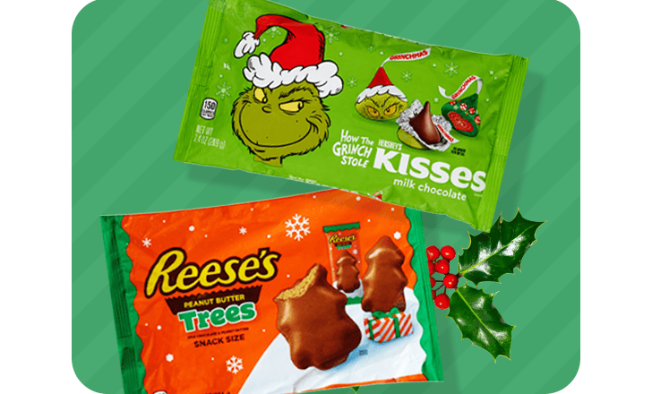 Una bolsa de dulces Reese's Trees y Hershey's Grinch Kisses para las fiestas.