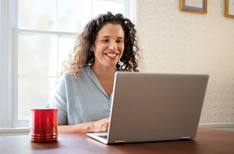 Mujer usando una laptop
