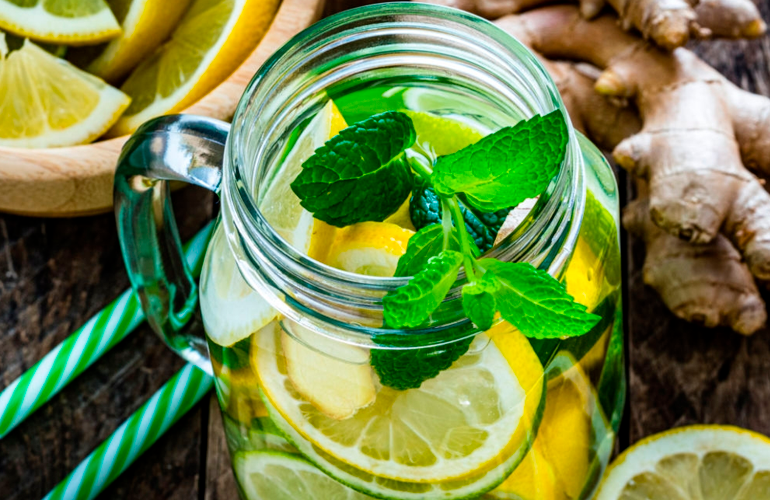 água aromatizada com gengibre