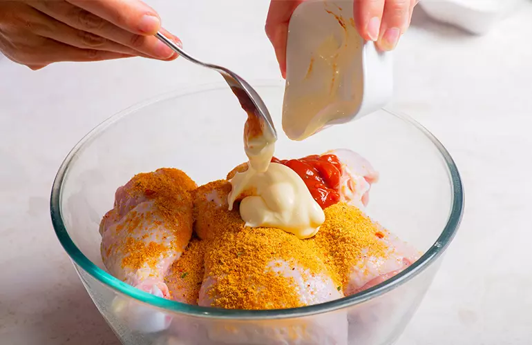 Receita de coxa e sobrecoxa assada com molho de maionese