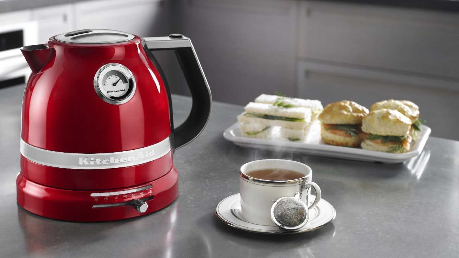 Nos dias frios, nada melhor que um delicioso chá para nos aquecer. Então, que tal contar com toda a praticidade da chaleira elétrica Pro Line KitchenAid?