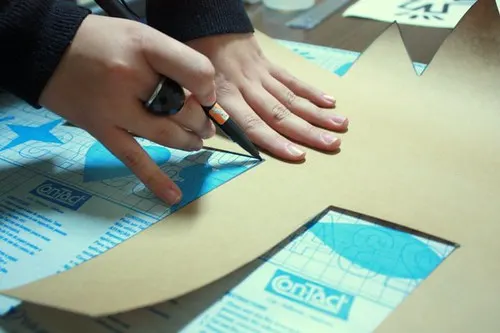 Aprenda a fazer adesivos de parede para decorar sua casa