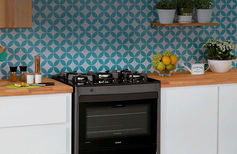 Vemos um fogão com o texto: fogão tem forno. Em seguida, uma imagem de cooktop e o texto: cooktop não tem forno.