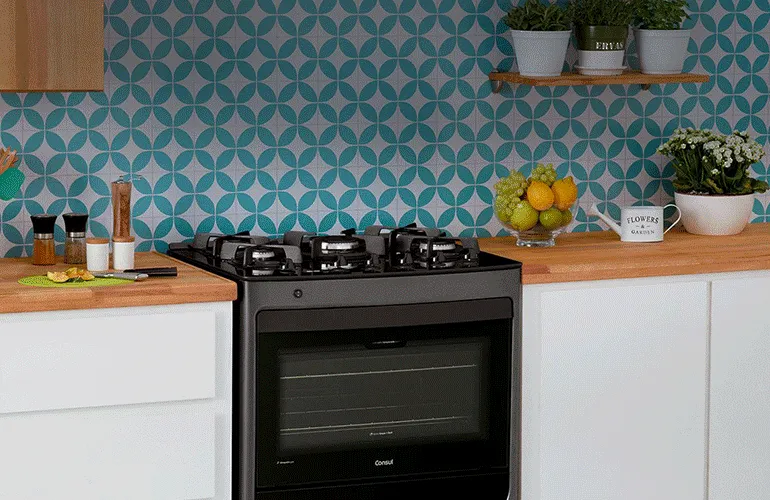 Vemos um fogão com o texto: fogão tem forno. Em seguida, uma imagem de cooktop e o texto: cooktop não tem forno.