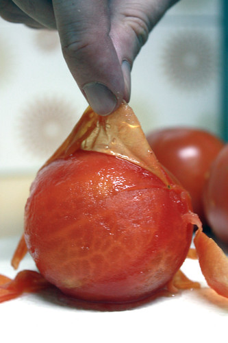 Dica da vovó: tomate pelado caseiro em 5 minutos