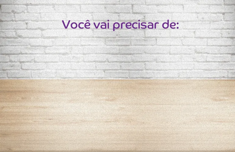 Em uma mesa vemos uma grade, um frasco com amônia e um saco plástico grosso.