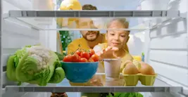 Pode colocar comida quente na geladeira?