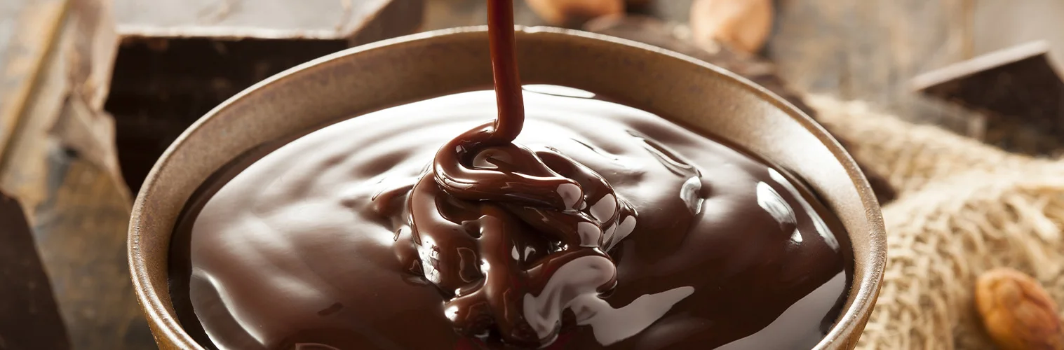 Veja como fazer uma cobertura de chocolate para qualquer tipo de doce