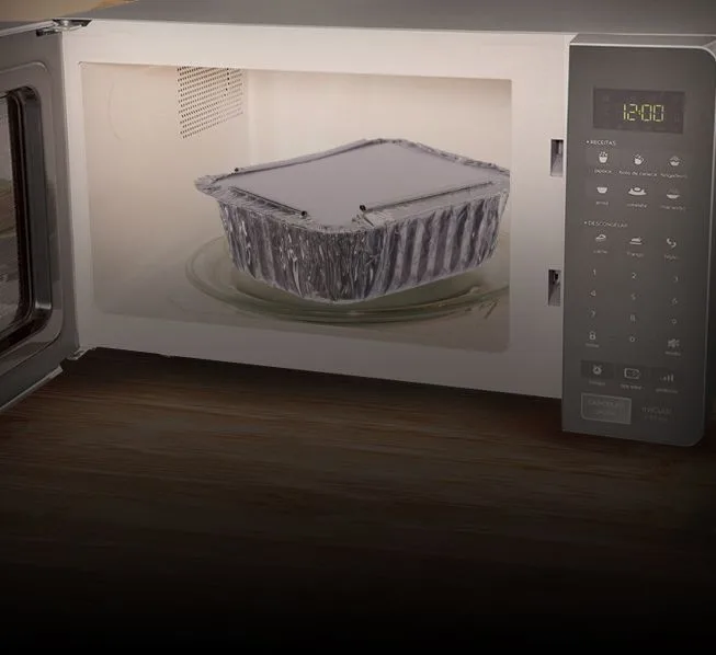Embalagem de alumínio com tampa de papel dentro do micro-ondas