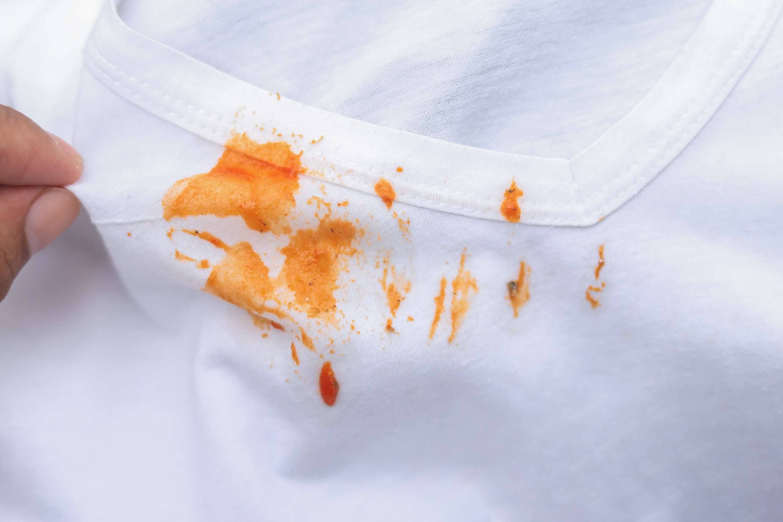 Como tirar mancha de gordura da roupa?