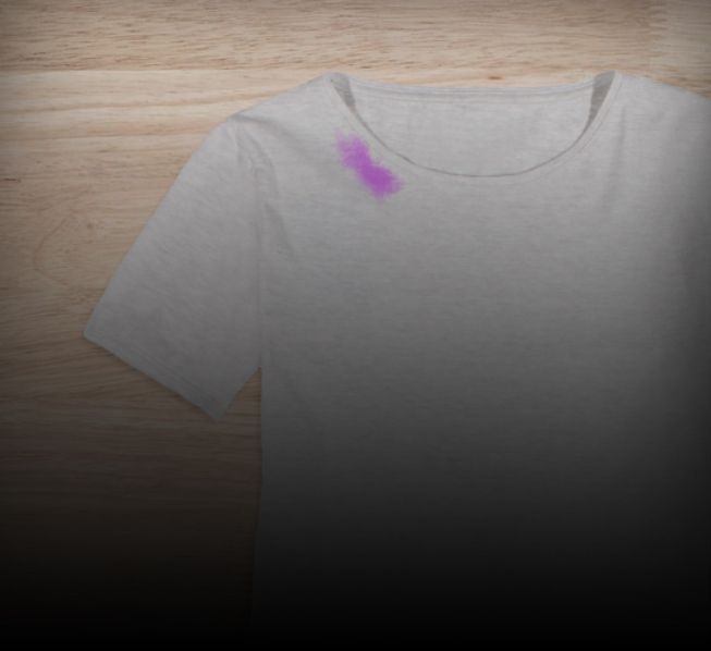 Camiseta branca manchada de maquiagem