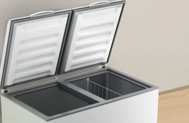 Freezer horizontal aberto com destaque para os números que representam as suas capacidades, de 200 a 500 litros