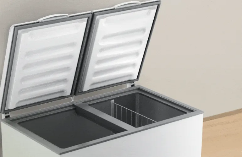 Freezer horizontal aberto com destaque para os números que representam as suas capacidades, de 200 a 500 litros