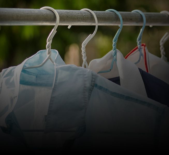 Roupas penduradas em cabides