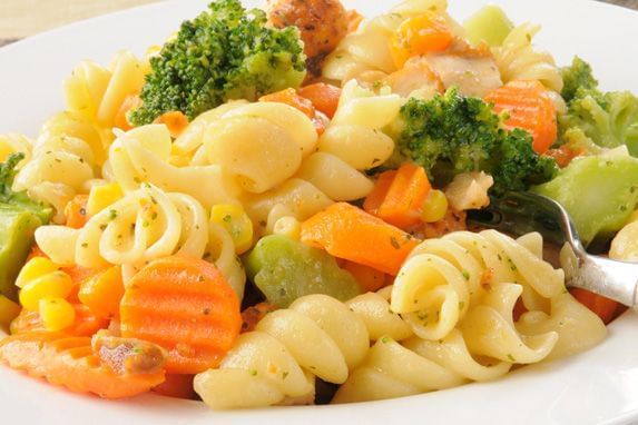Macarrão com legumes: receita prática e rápida