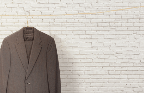 Um blazer com o texto ao lado: Blazer e paletó dvem ser lavados à mão.