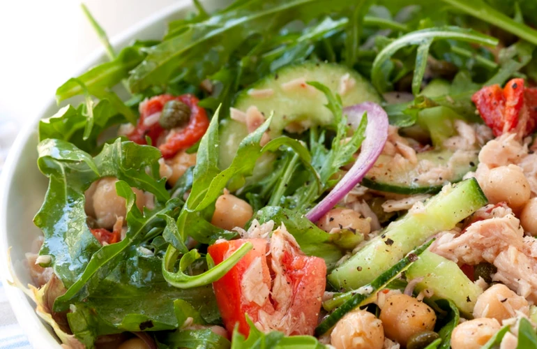 salada de grão de bico e atum